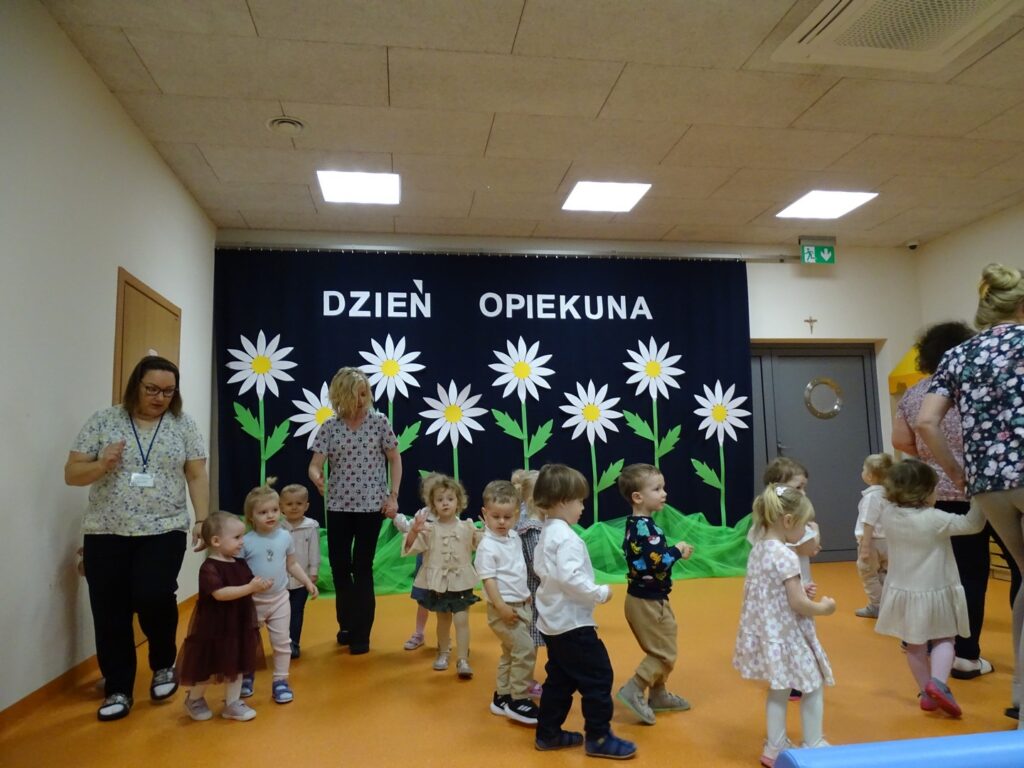 Dzieci tańczą do piosenki
