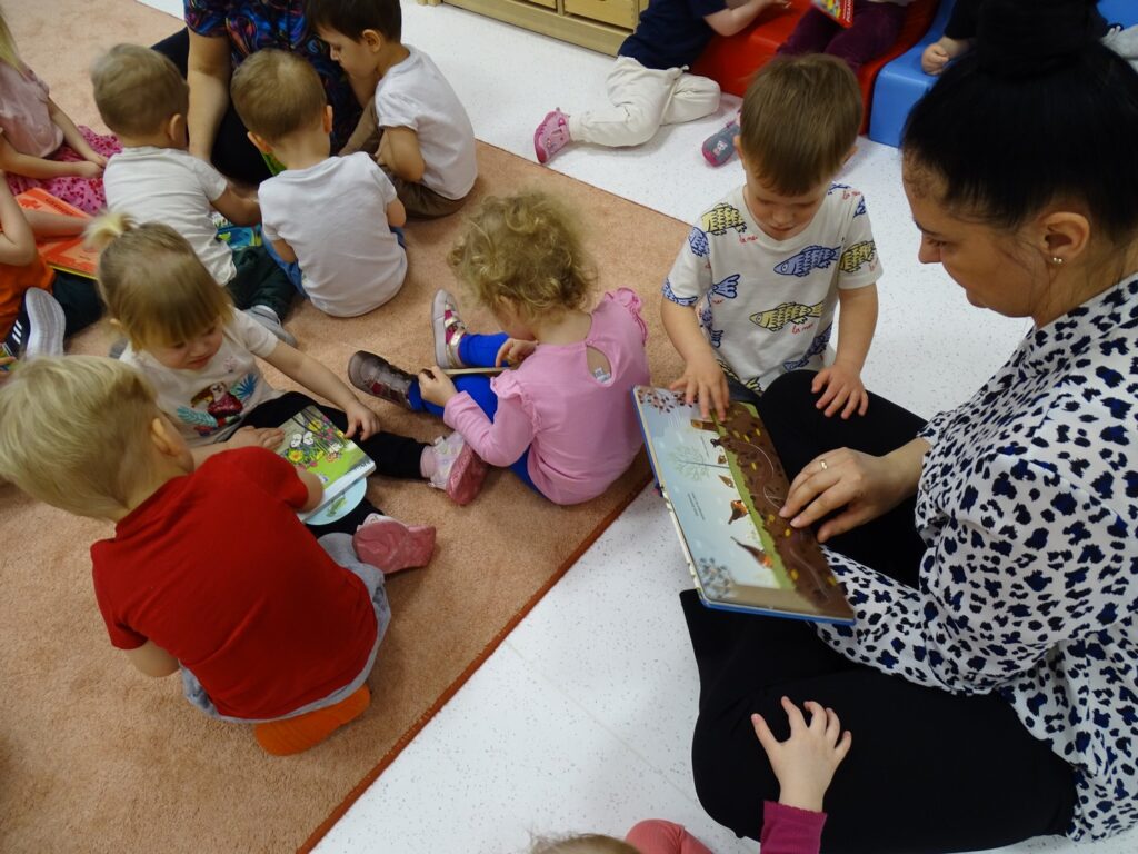 Dzieci z zainteresowaniem przeglądają książki