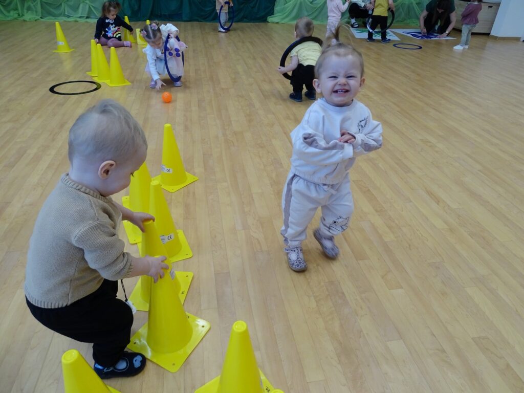 Dziewczynka uśmiecha się