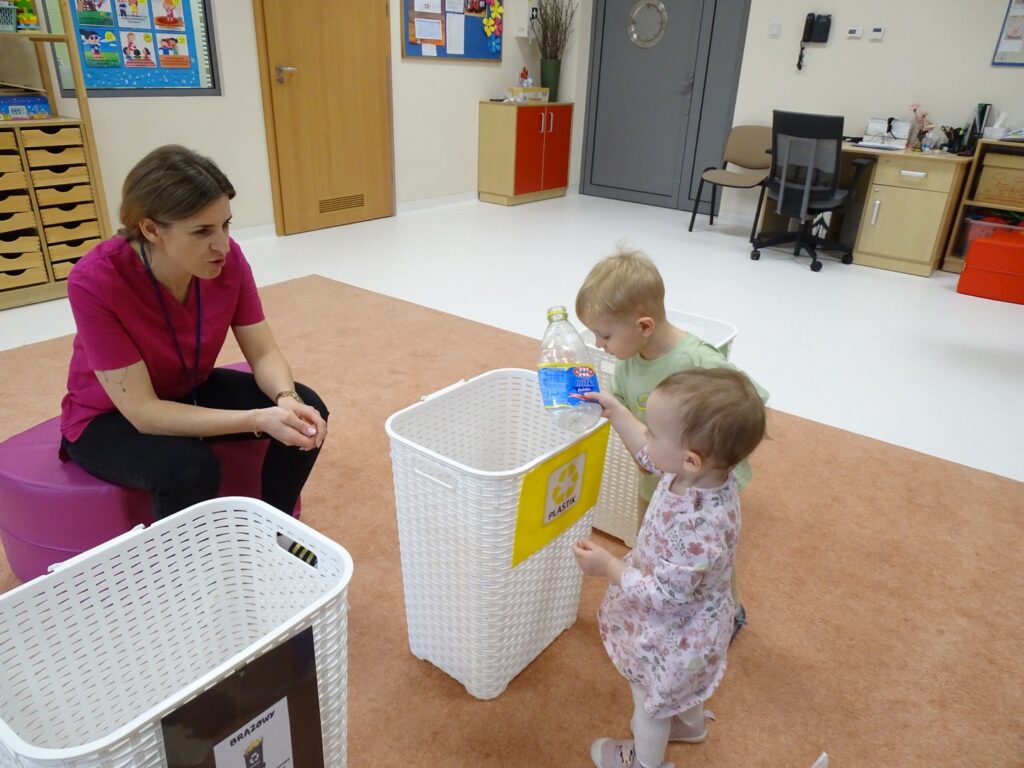 Dziewczynka wrzuca butelkę