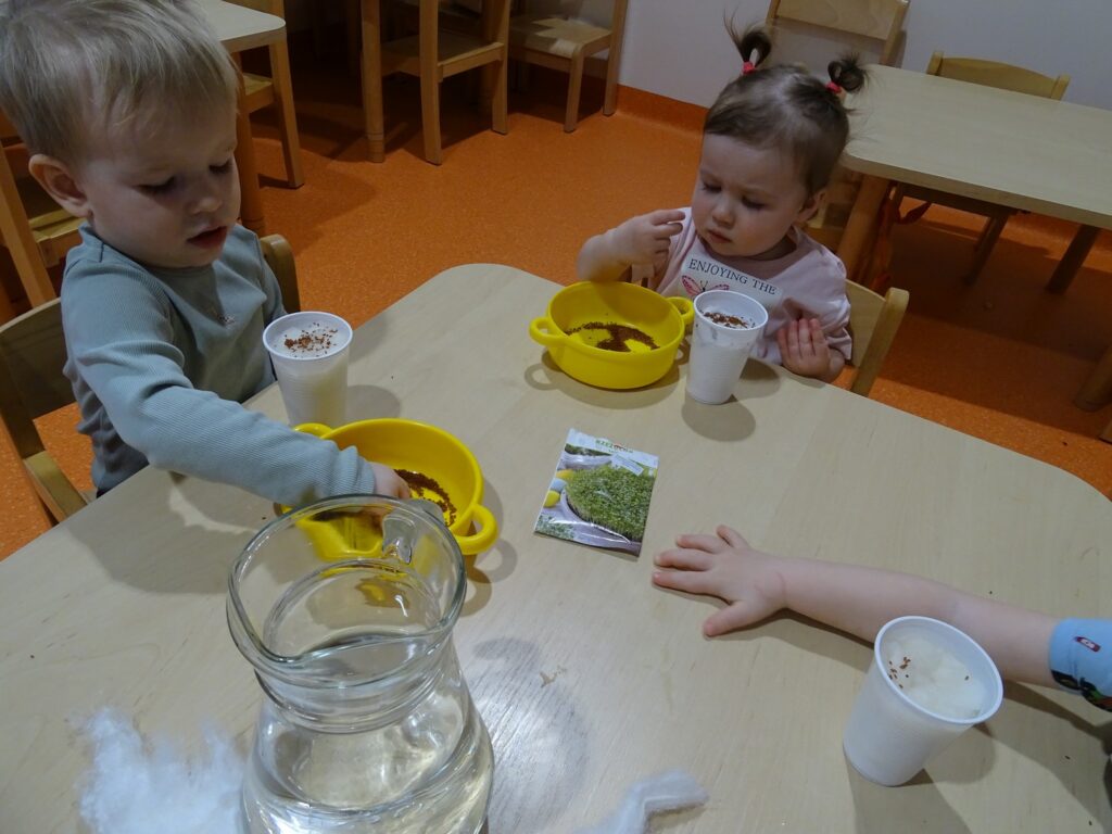 Dziewczynka z chłopcem przy stoliku