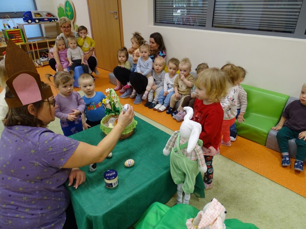 Zajączek prezentuje pisanki