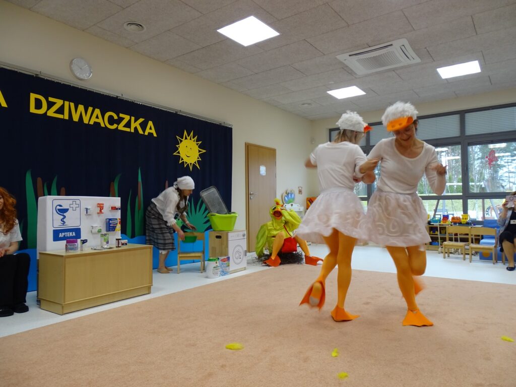 Ciocie przebrane za kaczki tańczą