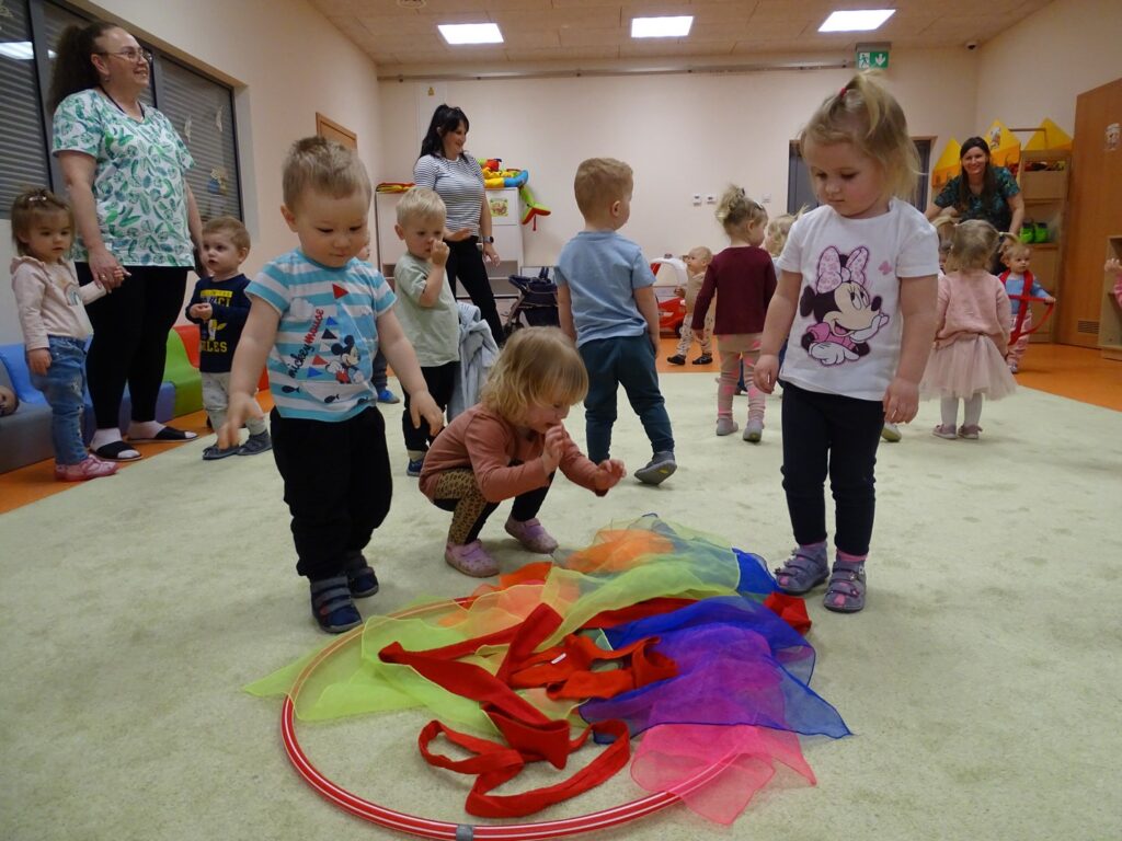 Dzieci bawią się na dywanie