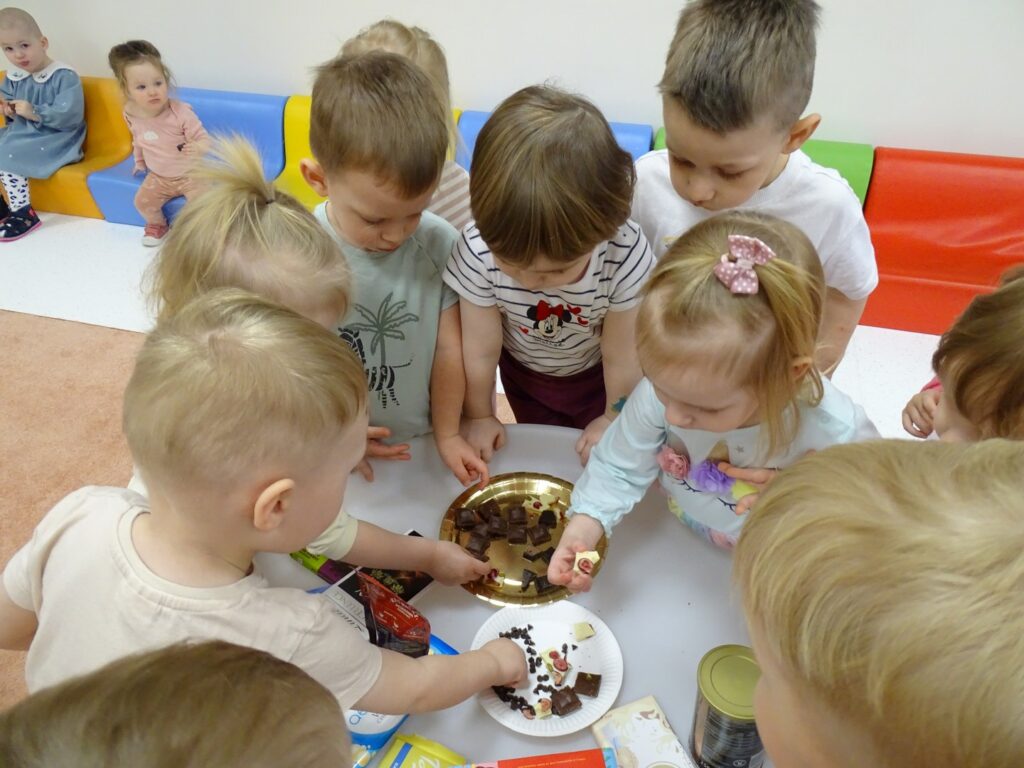 Dzieci częstują się czekoladą