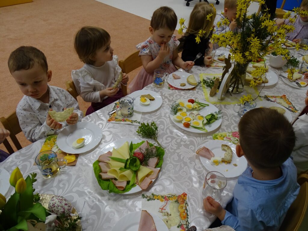 Dzieci jedzą bułeczkę