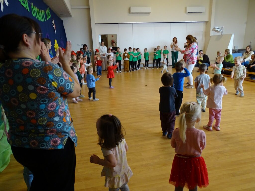 Dzieci klaszczą w rytm muzyki