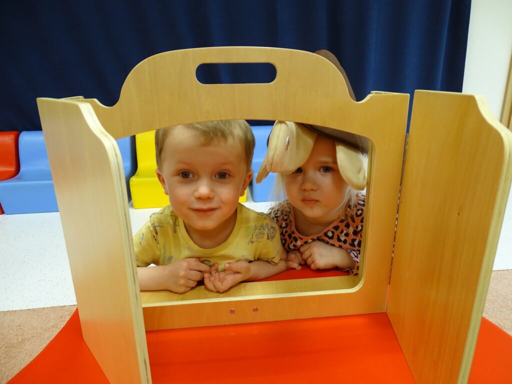 Dzieci odgrywają role