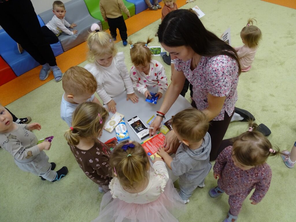Dzieci oglądają czekolady