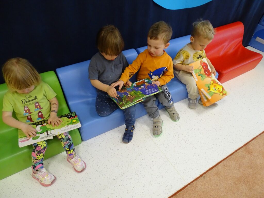 Dzieci oglądają kolorowe książeczki