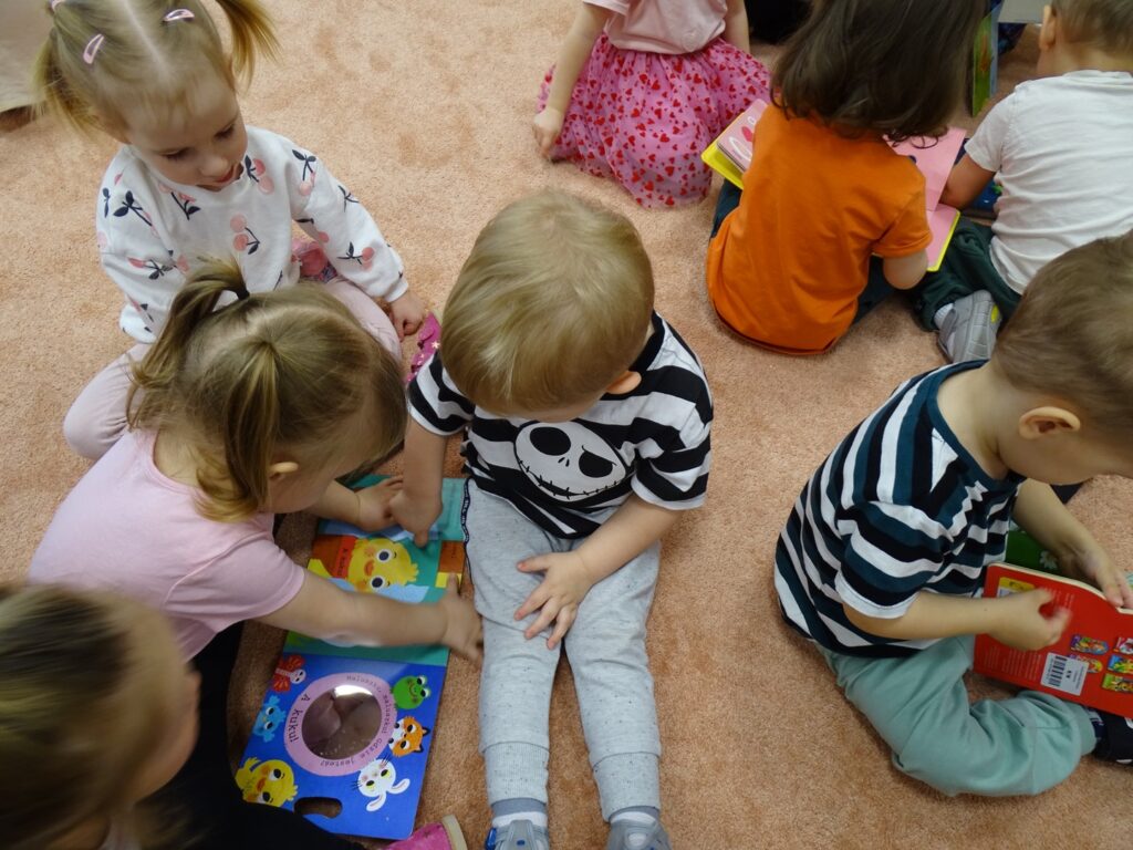 Dzieci oglądają obrazki w książce