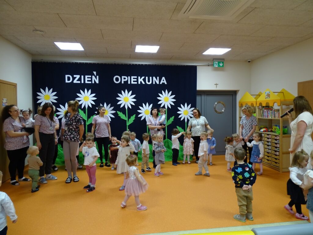 Dzieci z opiekunkami wychodzą na środek sali