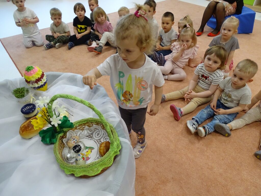 Dziewczynka pokazuje wielkanocny koszyczek