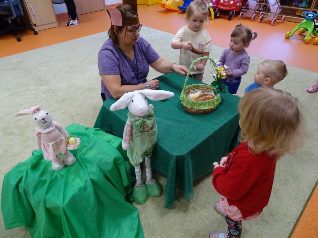 Dziewczynka trzyma kiełbasę