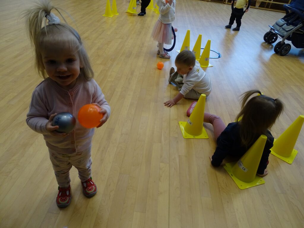 Dziewczynka z piłeczkami