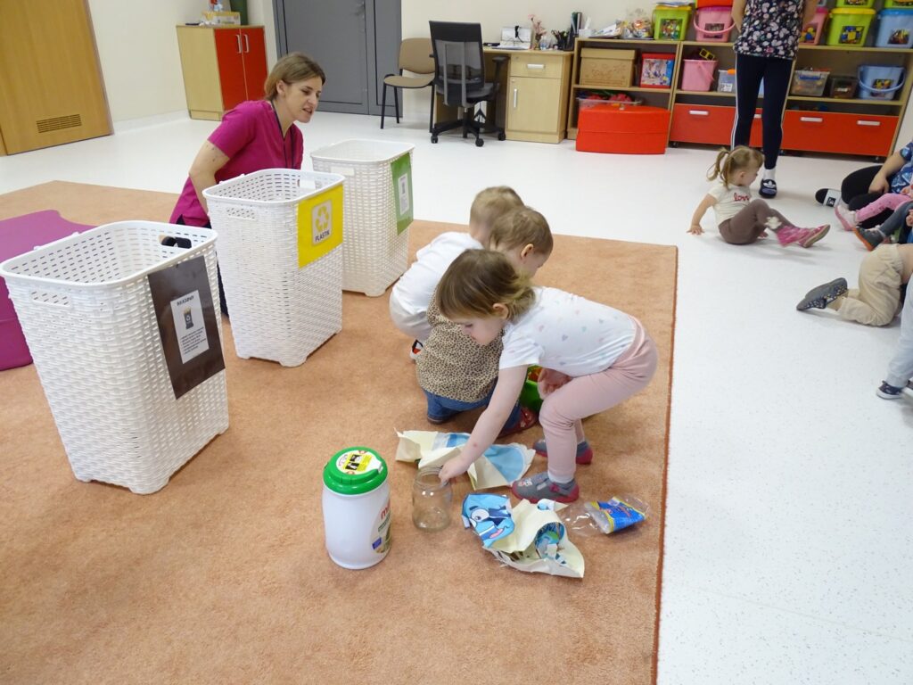 Dziewczynki wybierają przedmioty do segregacji