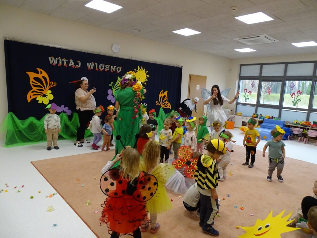 Pani Wiosna wita dzieci