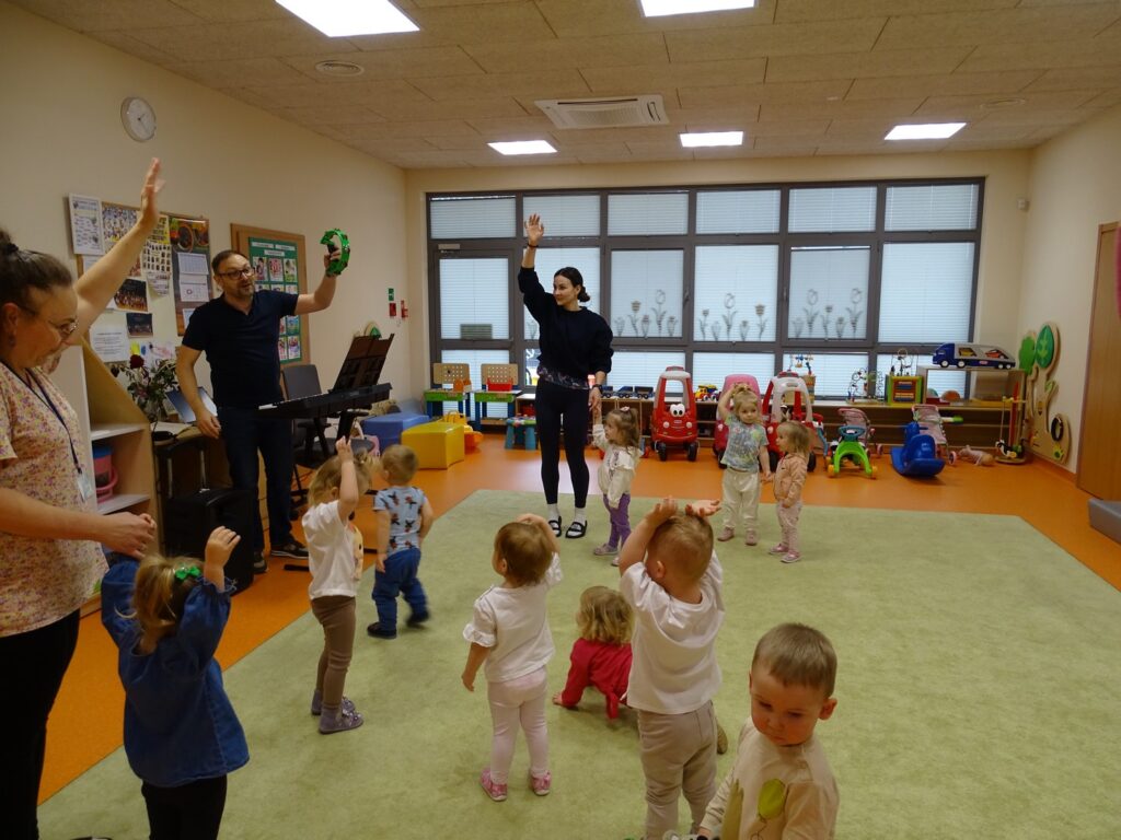 Wszyscy podnoszą rączki do góry