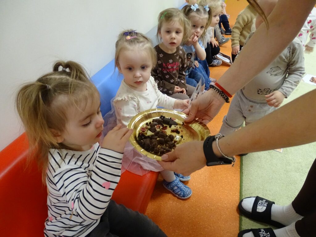 Ciocia częstuje czekoladkami