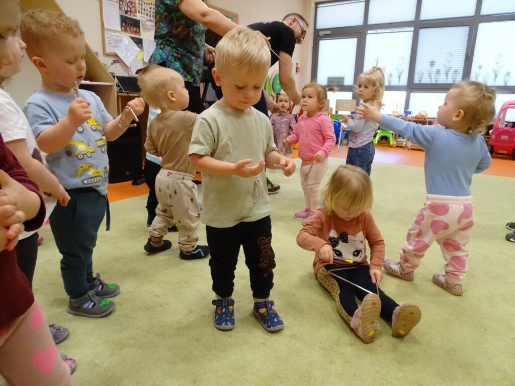 Dzieci grają na trójkątach