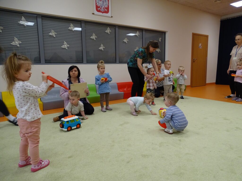 Dzieci grają na zabawkach