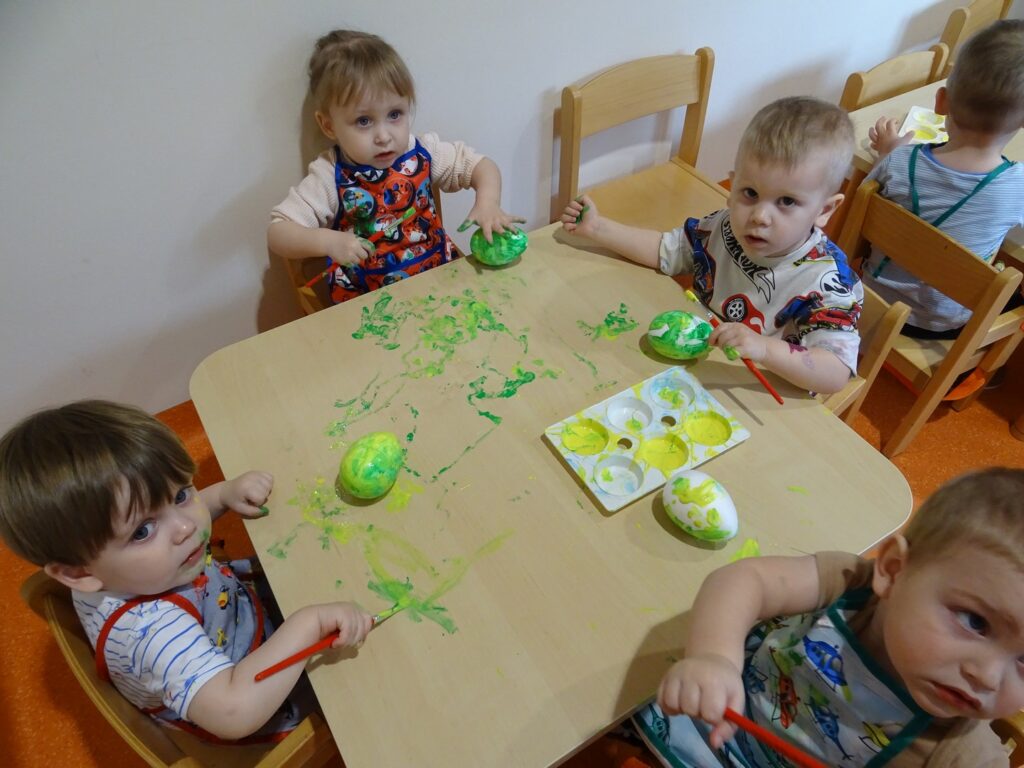 Dzieci malują przy stolikach