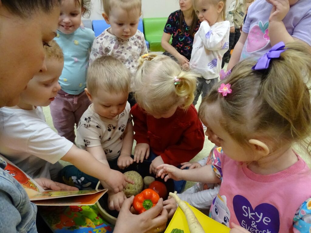 Dzieci oglądają warzywa