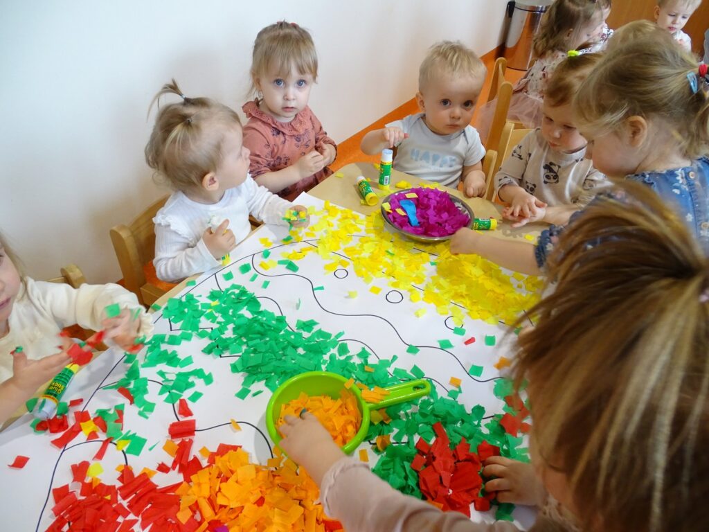 Dzieci ozdabiają jajo