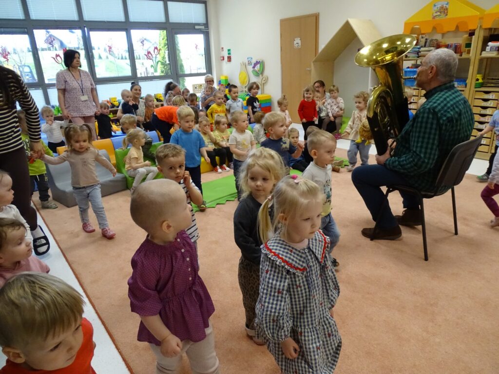 Dzieci tańczą w rytm muzyki