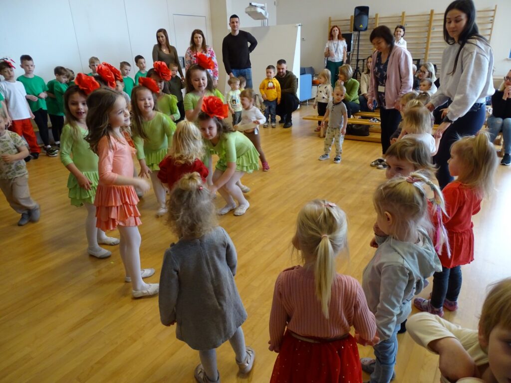 Dzieci wspólnie się bawią