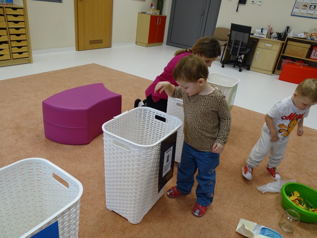 Dziewczynka segreguje odpady