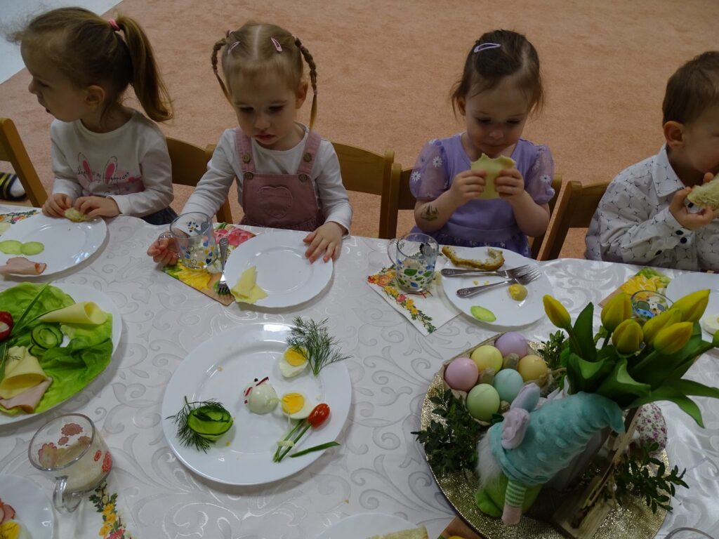 Dziewczynka zjada serek