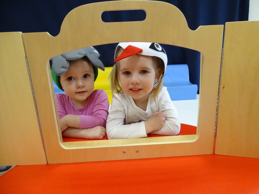 Dziewczynki pozują do zdjęcia