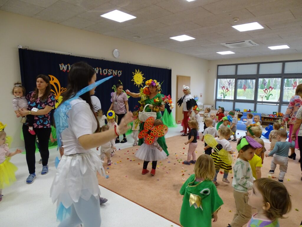 Pani Wiosna rozsypuje kwiaty