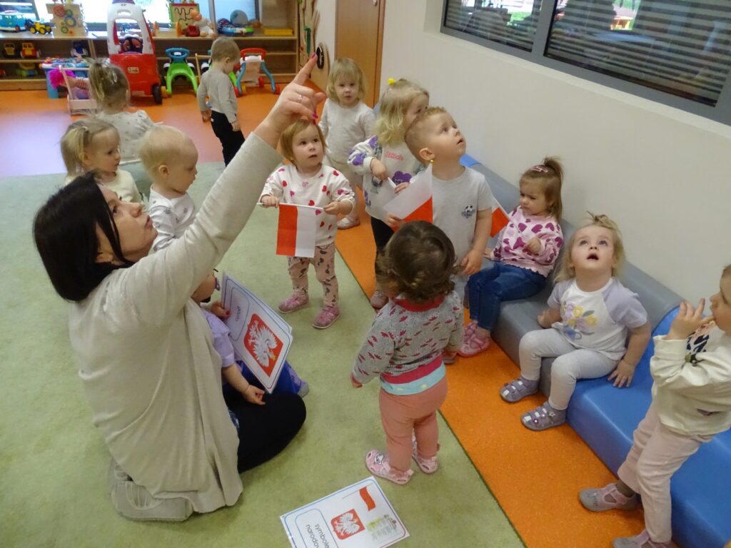 Pani pokazuje godło