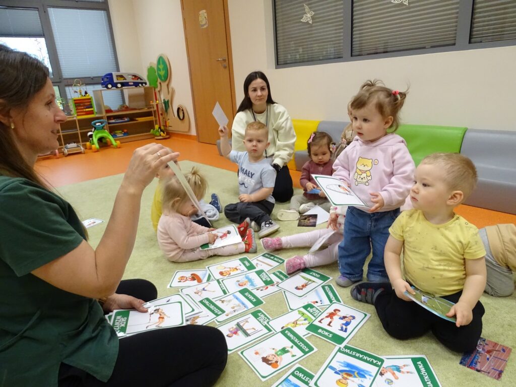 Ciocia pokazuje kartę