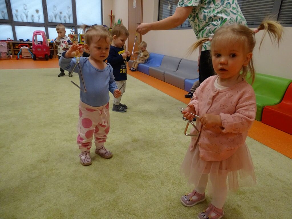 Dwie dziewczynki grają na instrumentach