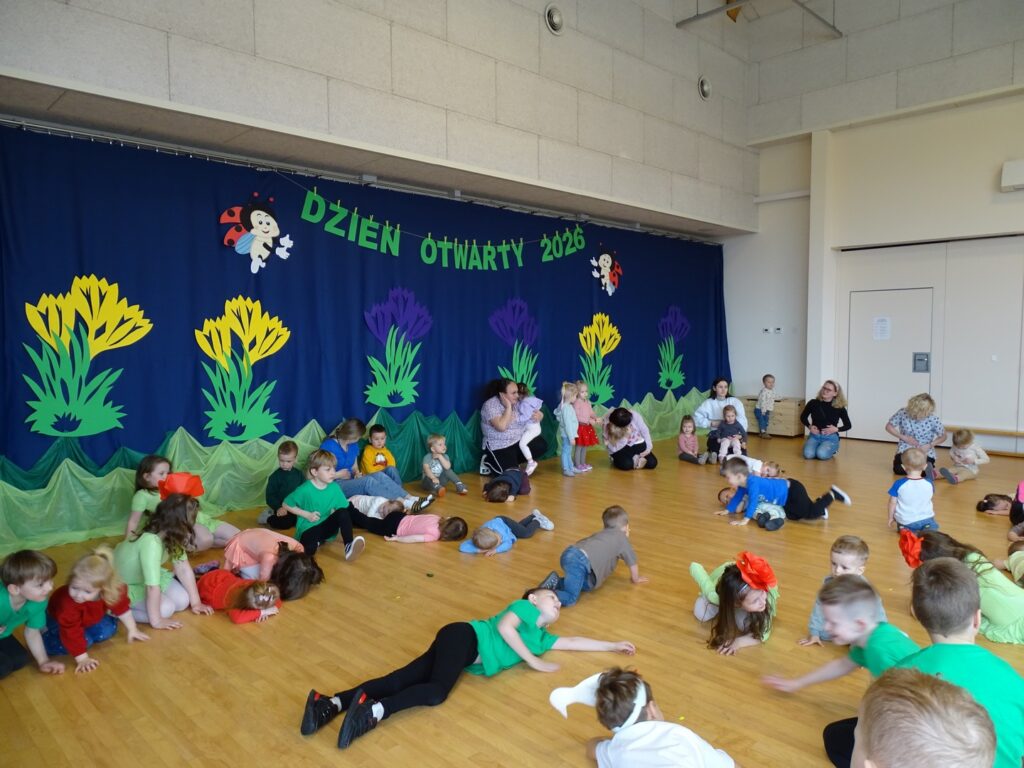 Dzieci leżą na podłodze