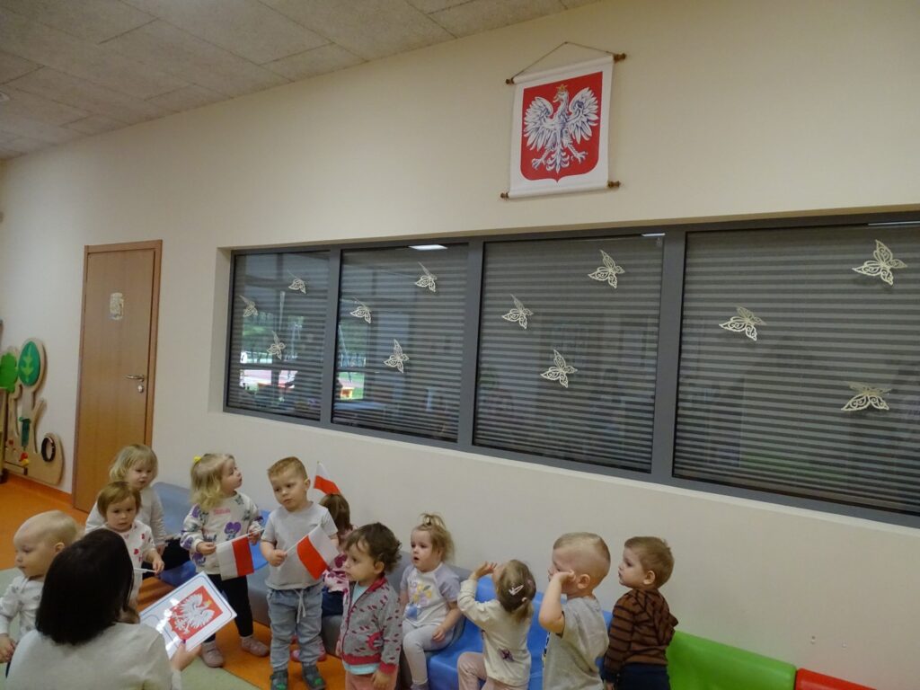 Dzieci oglądają godło