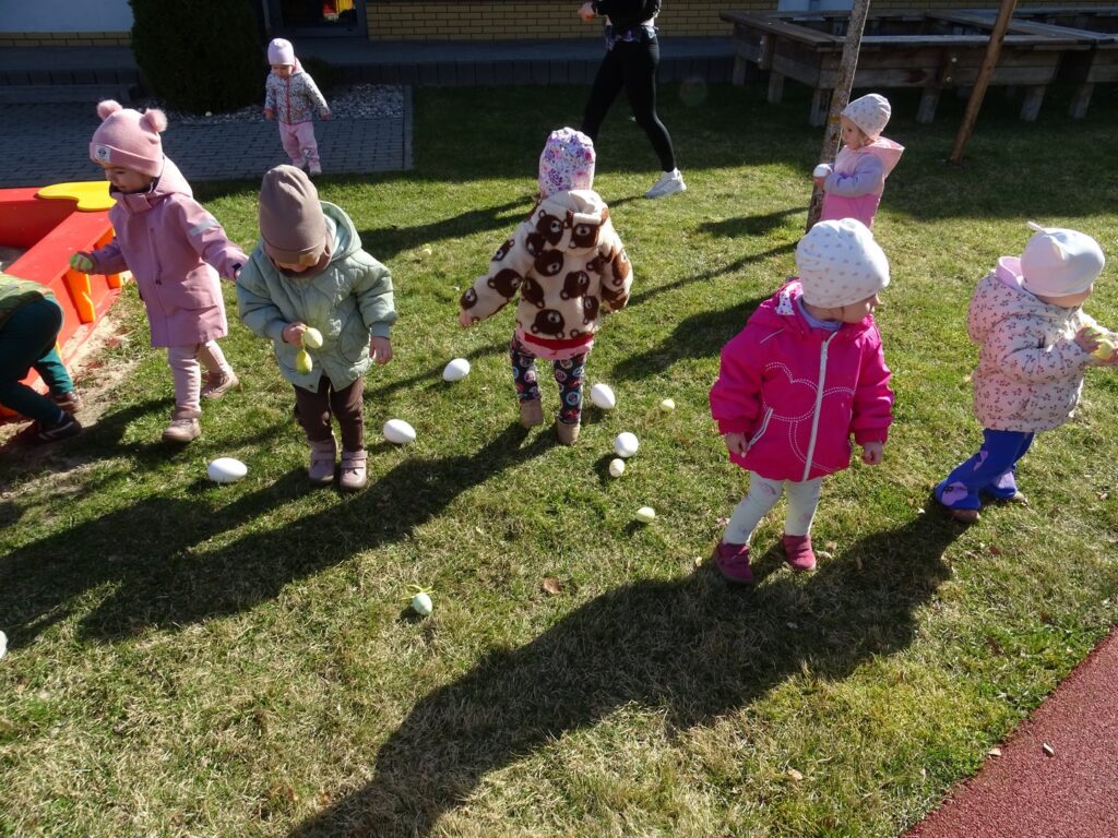 Dzieci szukają jajeczek