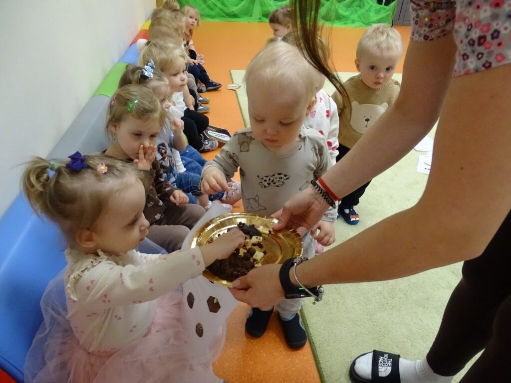 Dziewczynka bierze czekoladę