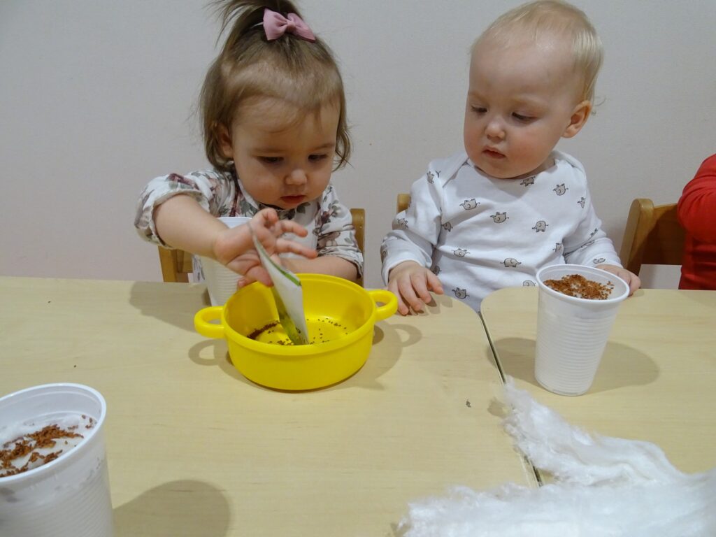 Dziewczynka trzyma opakowanie