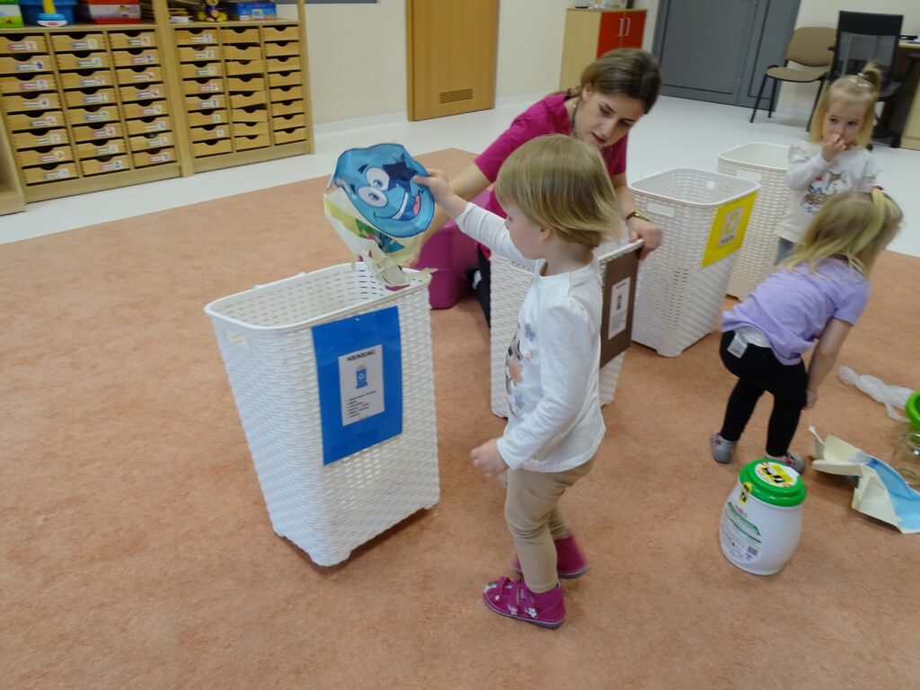 Dziewczynka wrzuca papier