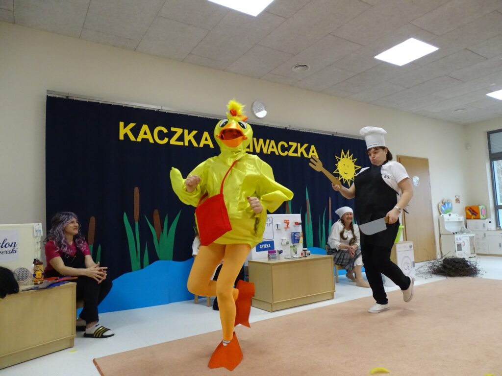 Kucharz goni Kaczkę Dziwaczkę