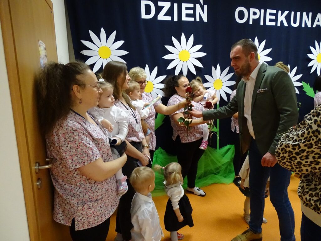 Pan Wójt wręcza kwiaty opiekunkom