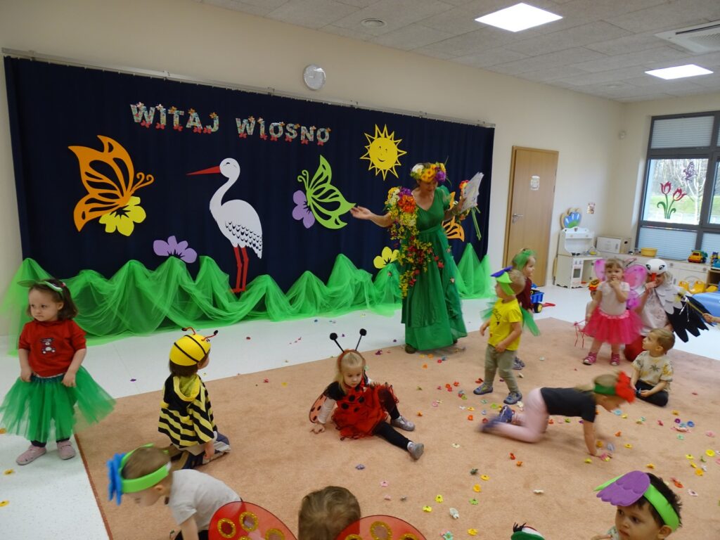 Pani Wiosna prezentuje się dzieciom