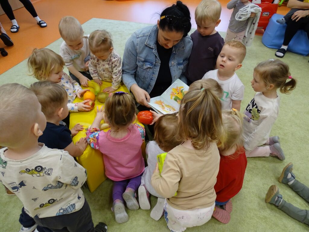 Wspólne czytanie na dywanie