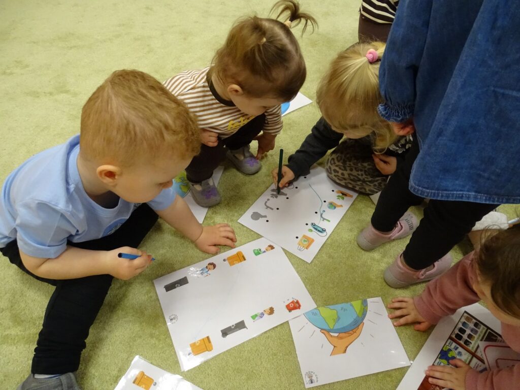 Dzieci pracują na kartach pracy