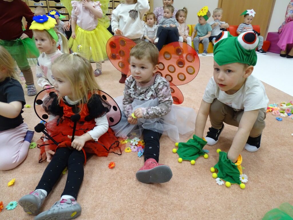 Dzieci przebrane za wiosenne zwierzątka