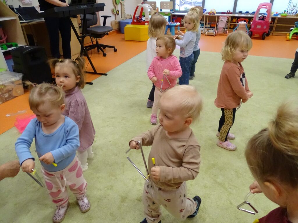 Dzieci trzymają instrumenty